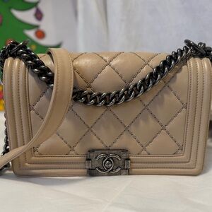 CHANEL Boy Bag - Beige Quilted Lambskin